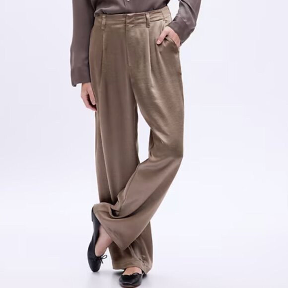 GAP Pants - NWT GAP High Rise Pleated Satin Trousers in Cashmere Brown -- Size 00